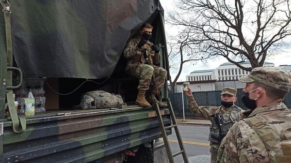 Военнослужащие Национальной гвардии дежурят на одной из улиц неподалеку от здания Капитолия в Вашингтоне Военнослужащие Национальной гвардии дежурят на одной из улиц неподалеку от здания Капитолия в Вашингтоне