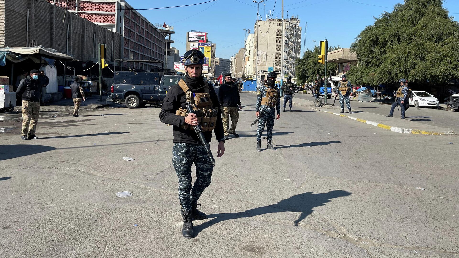 Сотрудники иракских правоохранительных органов недалеко от места теракта в Багдаде Сотрудники иракских правоохранительных органов недалеко от места теракта в Багдаде - РИА Новости, 1920, 22.01.2021