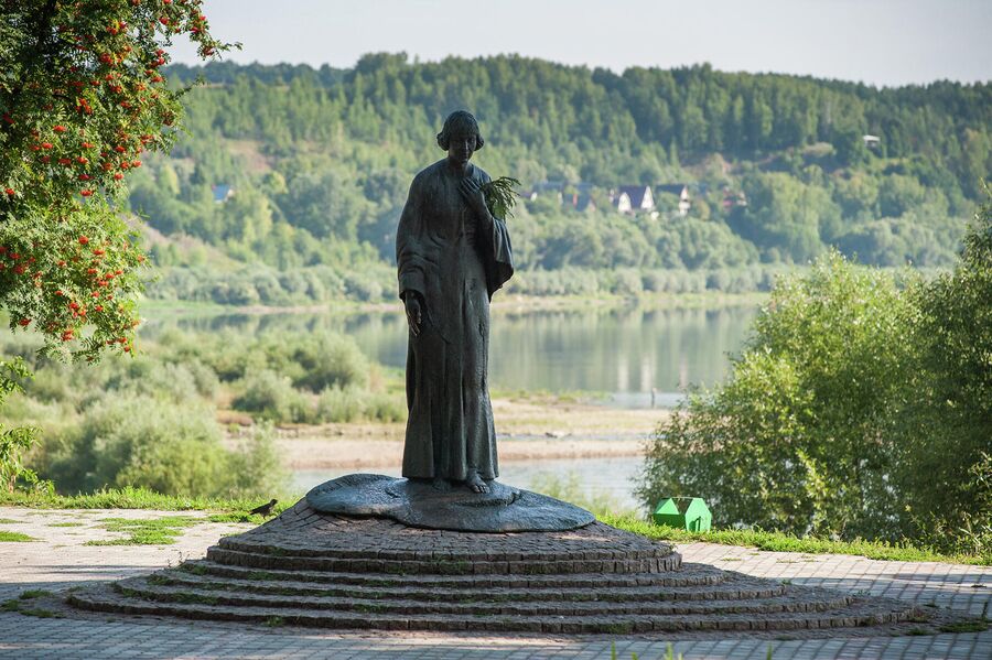 Памятник Марине Цветаевой в Тарусе Памятник Марине Цветаевой в Тарусе