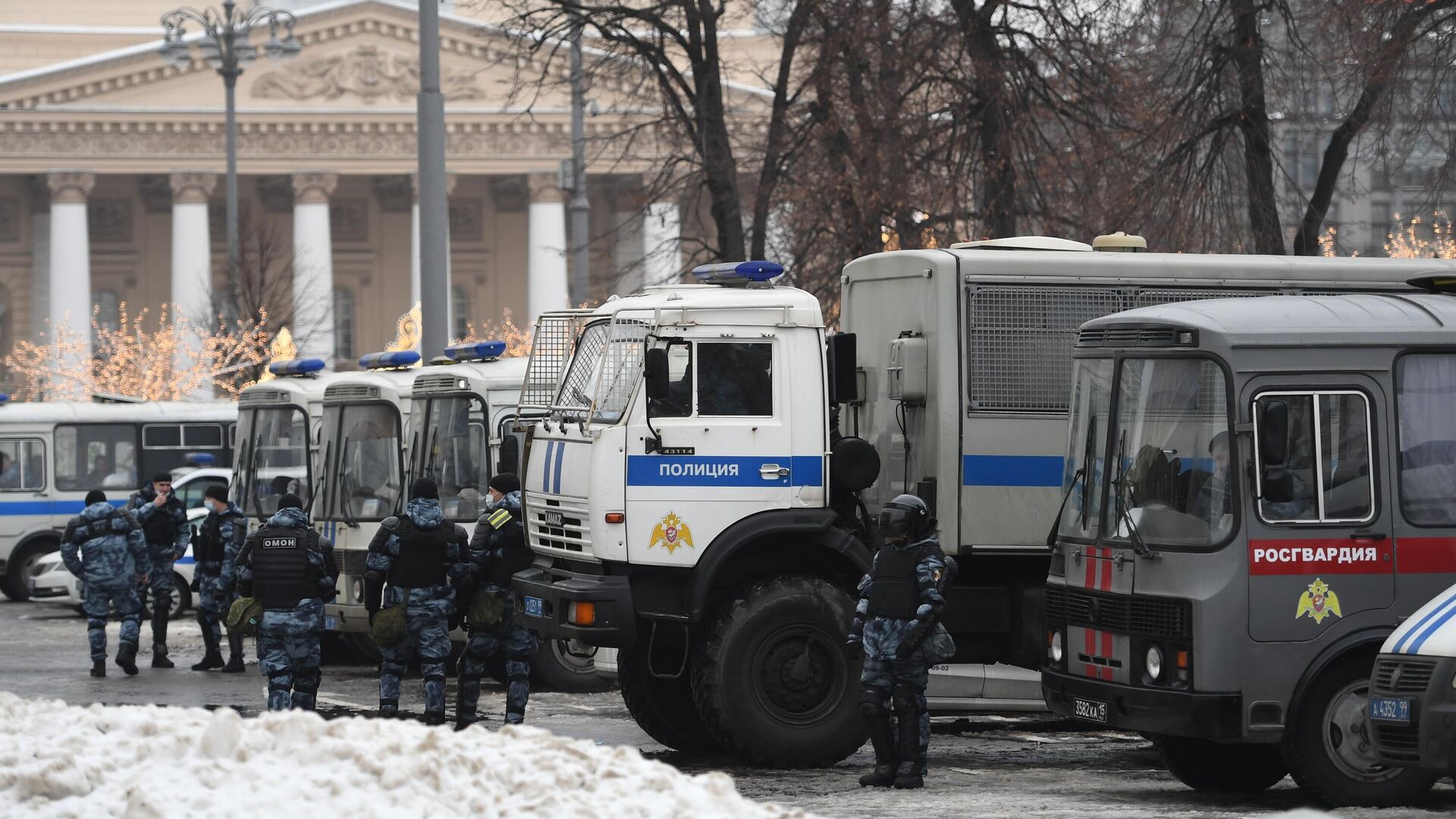 Сотрудники полиции на Театральной площади в Москве Сотрудники полиции на Театральной площади в Москве - РИА Новости, 1920, 27.01.2021
