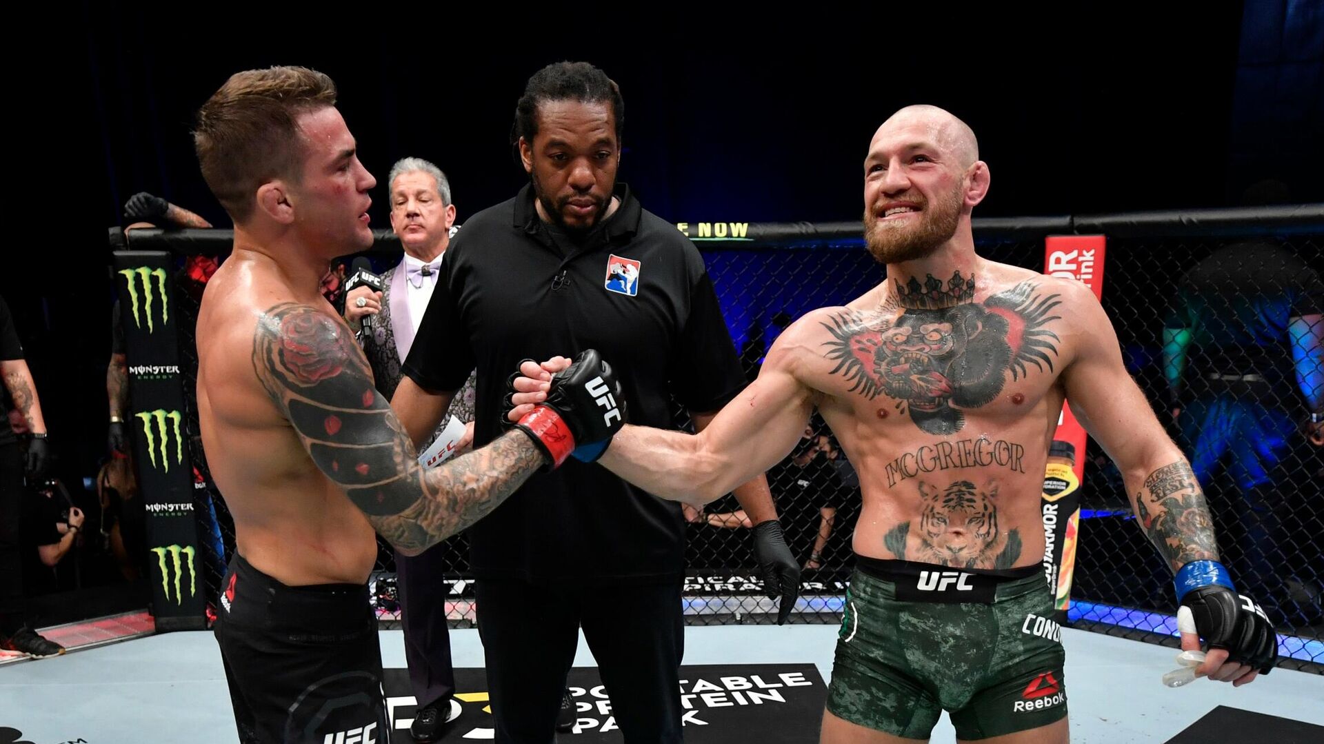 Дастин Порье (слева) и Конор Макгрегор после поединка на турнире UFC 257 Дастин Порье (слева) и Конор Макгрегор после поединка на турнире UFC 257 - РИА Новости, 1920, 24.01.2021