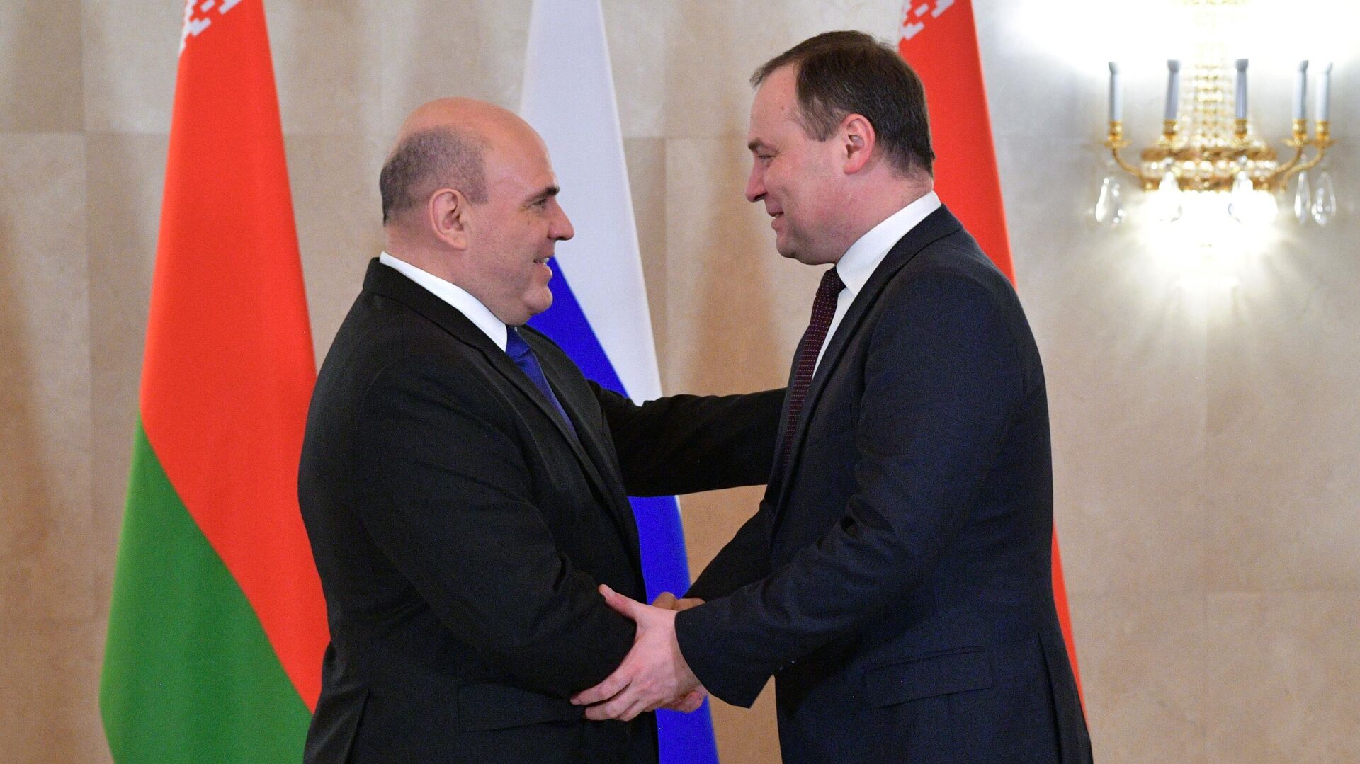 Председатель правительства РФ Михаил Мишустин и премьер-министр Белоруссии Роман Головченко во врем встречи Председатель правительства РФ Михаил Мишустин и премьер-министр Белоруссии Роман Головченко во врем встречи - РИА Новости, 1920, 26.01.2021
