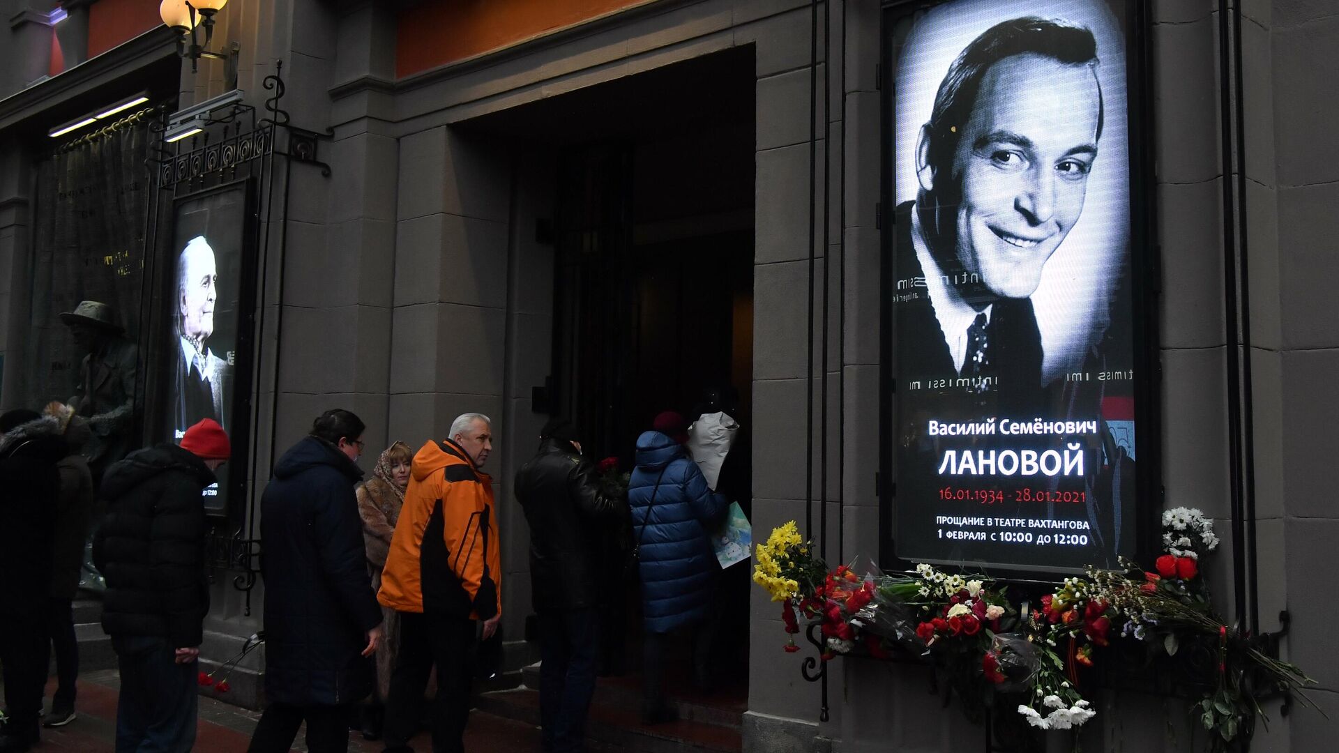 Люди у театра имени Евгения Вахтангова в Москве, где проходит церемония прощания с народным артистом СССР Василием Лановым. Люди у театра имени Евгения Вахтангова в Москве, где проходит церемония прощания с народным артистом СССР Василием Лановым. - РИА Новости, 1920, 01.02.2021