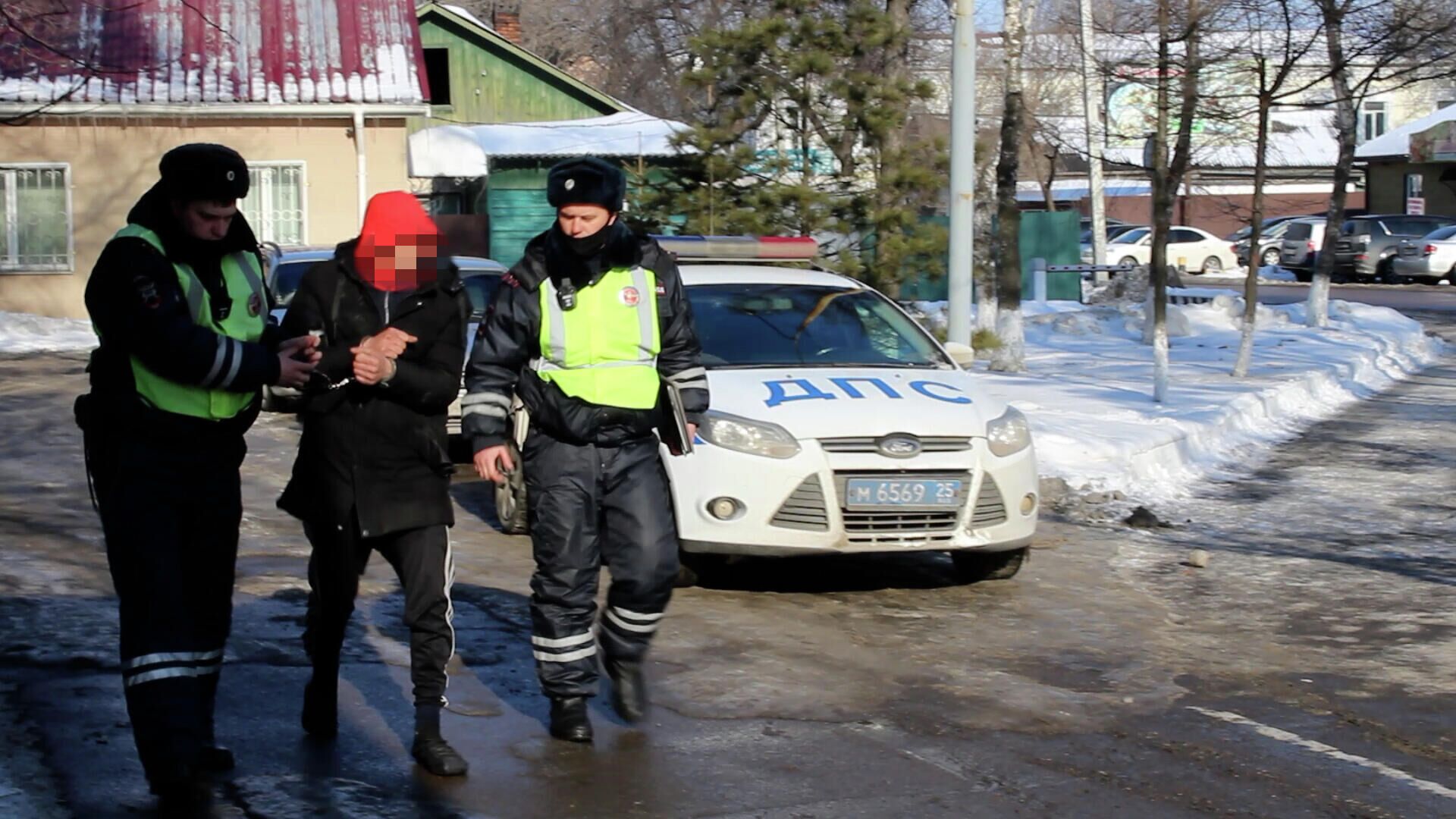 Пьяный водитель в городе Артем угнал пассажирский автобус Hyundai County с территории организации и устроил погоню на трассе Хабаровск-Владивосток Пьяный водитель в городе Артем угнал пассажирский автобус Hyundai County с территории организации и устроил погоню на трассе Хабаровск-Владивосток - РИА Новости, 1920, 03.02.2021