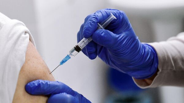 В Москве началась вакцинация добровольцев "Спутником Лайт"