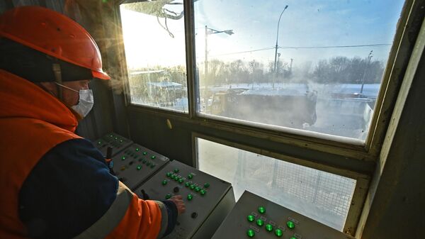 Moscow authorities have increased the number of employees clearing snow from the metro Московские власти увеличили число сотрудников, расчищающих снег у метро