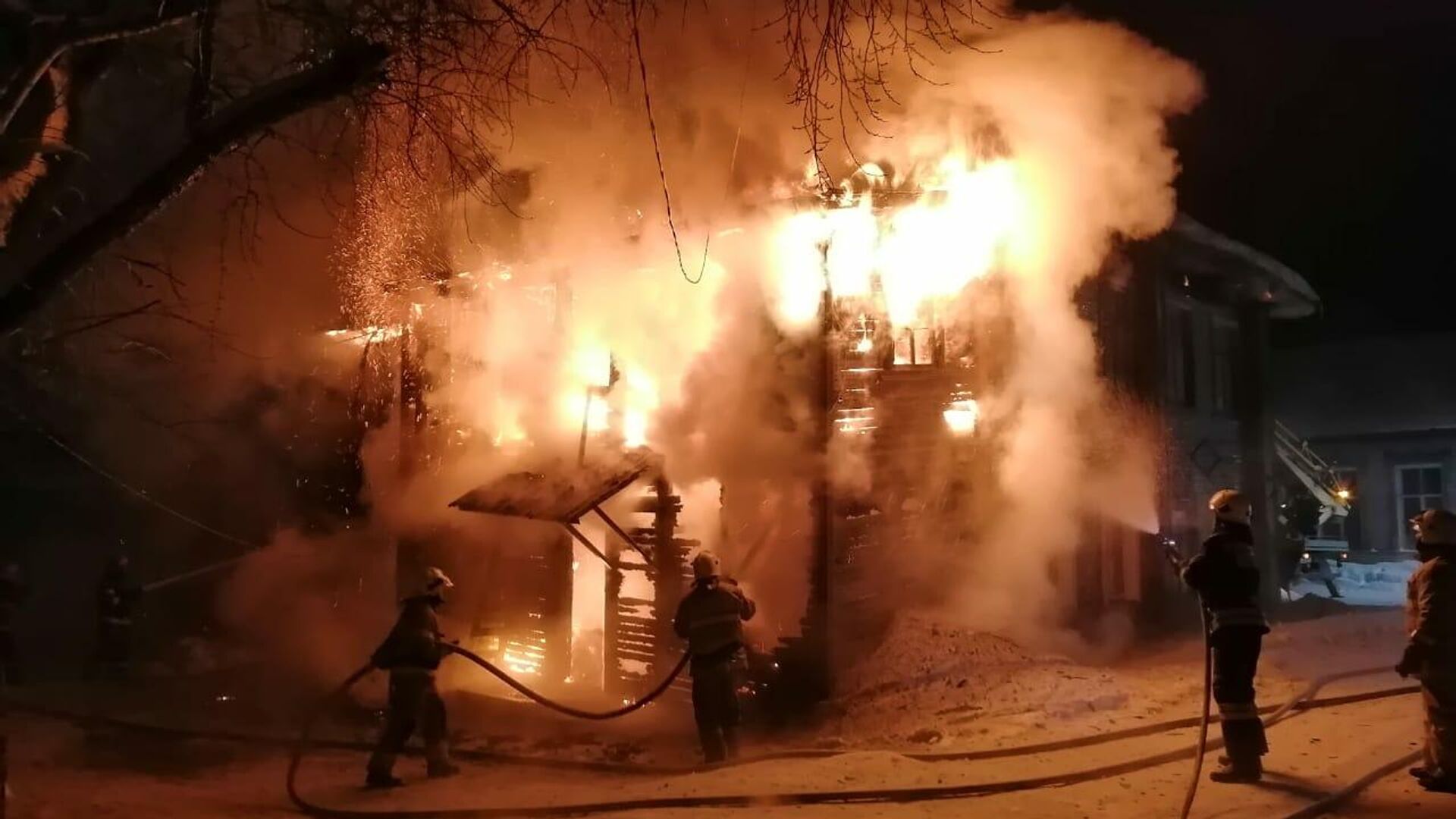 Ликвидация пожара в Каргополе Ликвидация пожара в Каргополе - РИА Новости, 1920, 12.02.2021
