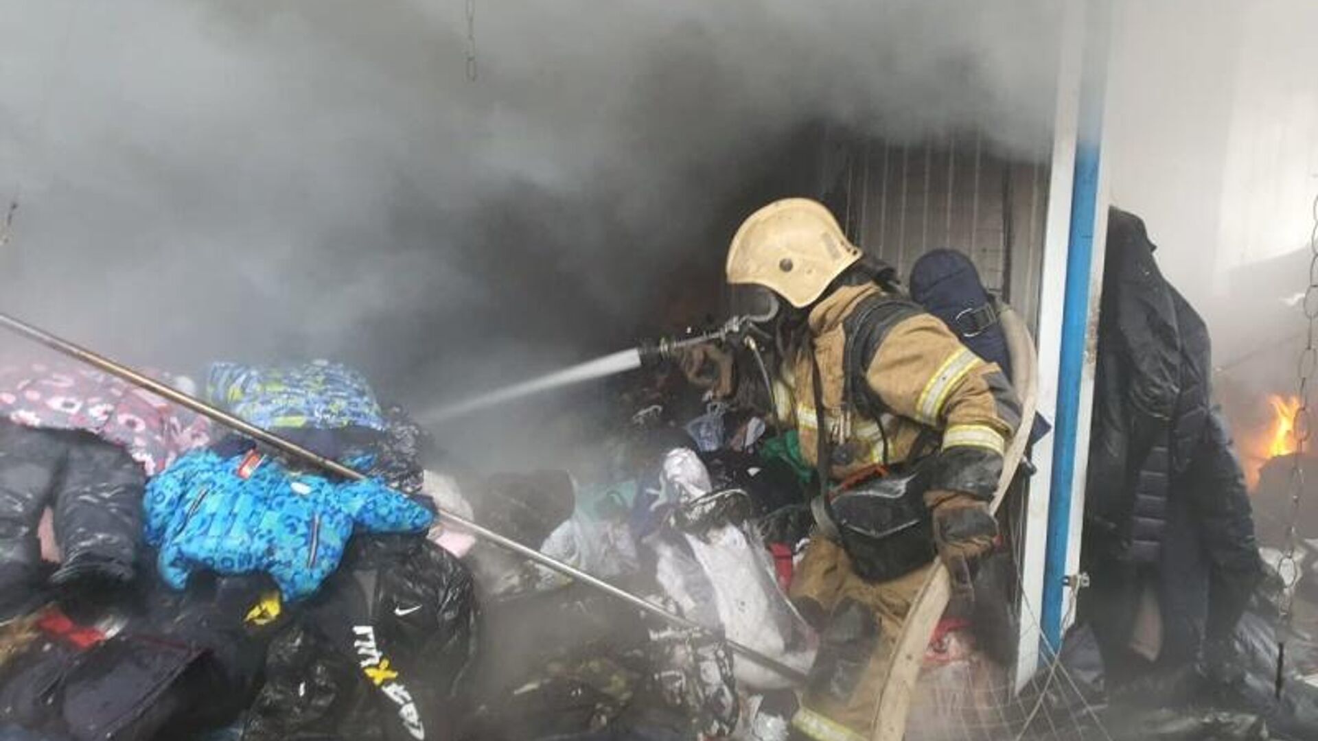 Рынок после пожара. Пожар на рынке в Волгограде. Пожар в Волгограде сегодня в Дзержинском районе Качинский рынок. Пожар на вещевом рынке. Пожар в Волгограде сейчас.