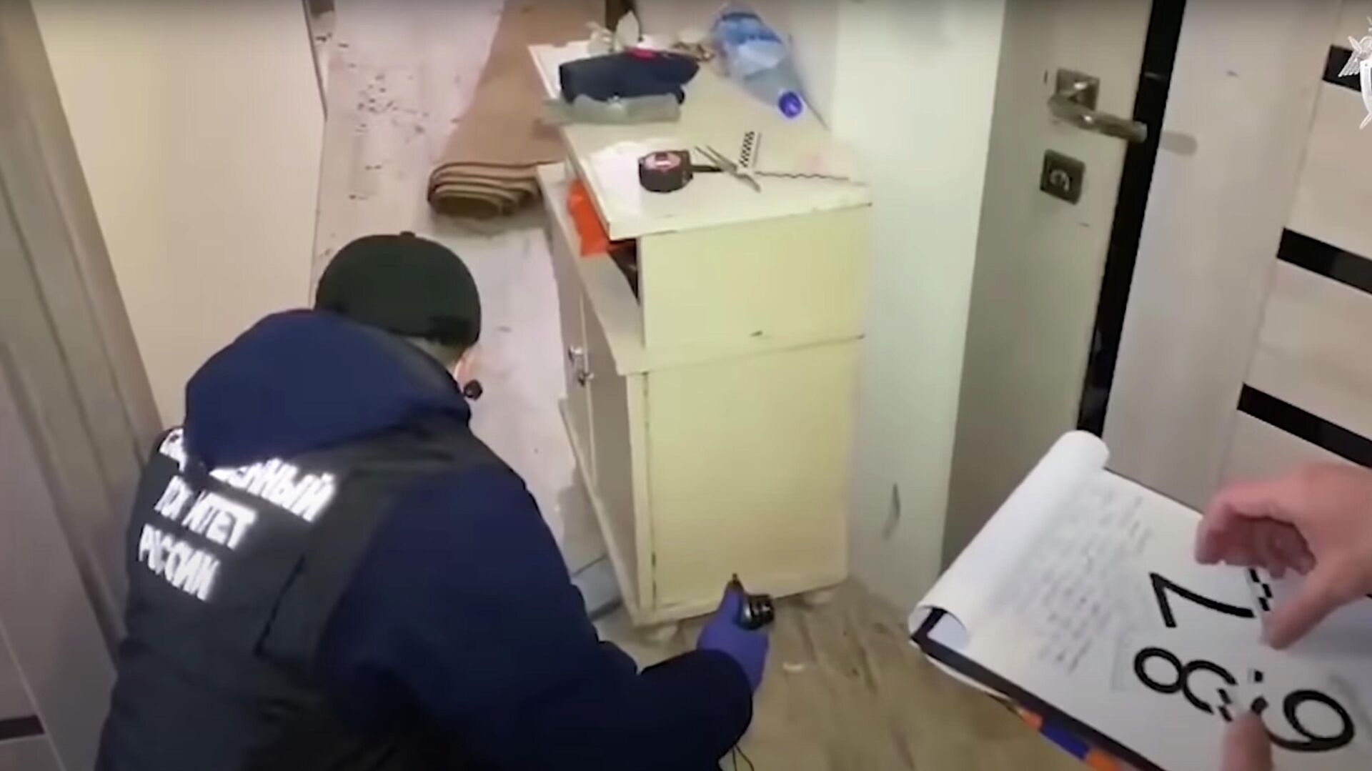 Застрелил девочку сосед. Сосед застрелил девочку через дверь. Девочку застрелили через дверь. В чите застрелили 9-летнюю девочку. Застрелил девочку сосед.