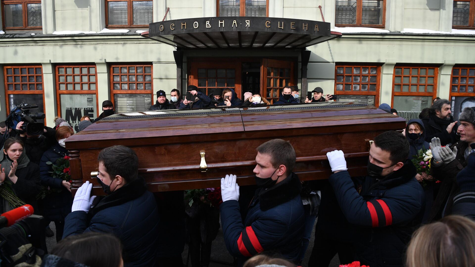 Навального хоронили в закрытом гробу. В Москве простились с Андреем Мягковым.