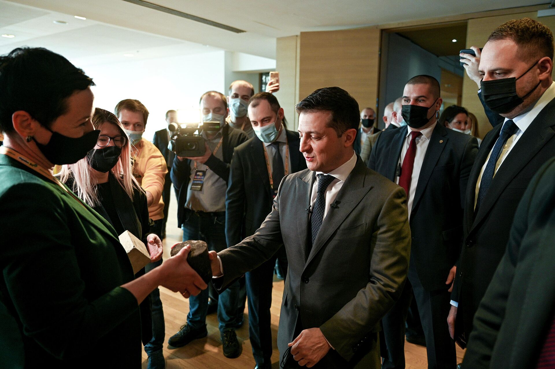 Президент Украины Владимир Зеленский на Всеукраинском форуме Украина 30. Инфраструктура Президент Украины Владимир Зеленский на Всеукраинском форуме Украина 30. Инфраструктура - РИА Новости, 1920, 25.02.2021