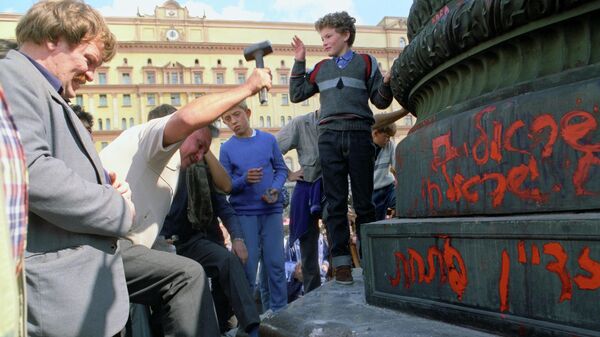 Снос памятника Феликсу Дзержинскому на Лубянской площади Снос памятника Феликсу Дзержинскому на Лубянской площади