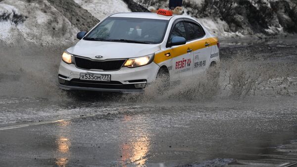 Автомобиль такси на одной из улиц в Москве Автомобиль такси на одной из улиц в Москве