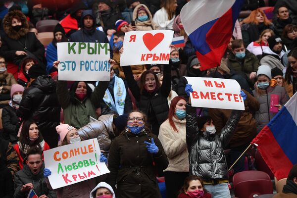 Зрители на концерте в Лужниках в честь воссоединения Крыма и России Зрители на концерте в Лужниках в честь воссоединения Крыма и России