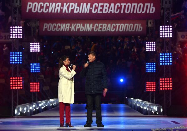 Ведущие концерта в честь воссоединения Крыма и России Дмитрий Губерниев и Мария Ситтель Ведущие концерта в честь воссоединения Крыма и России Дмитрий Губерниев и Мария Ситтель