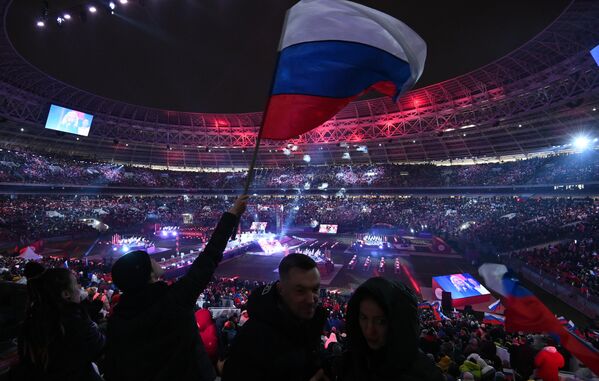Зрители на концерте в Лужниках в честь воссоединения Крыма и России Зрители на концерте в Лужниках в честь воссоединения Крыма и России