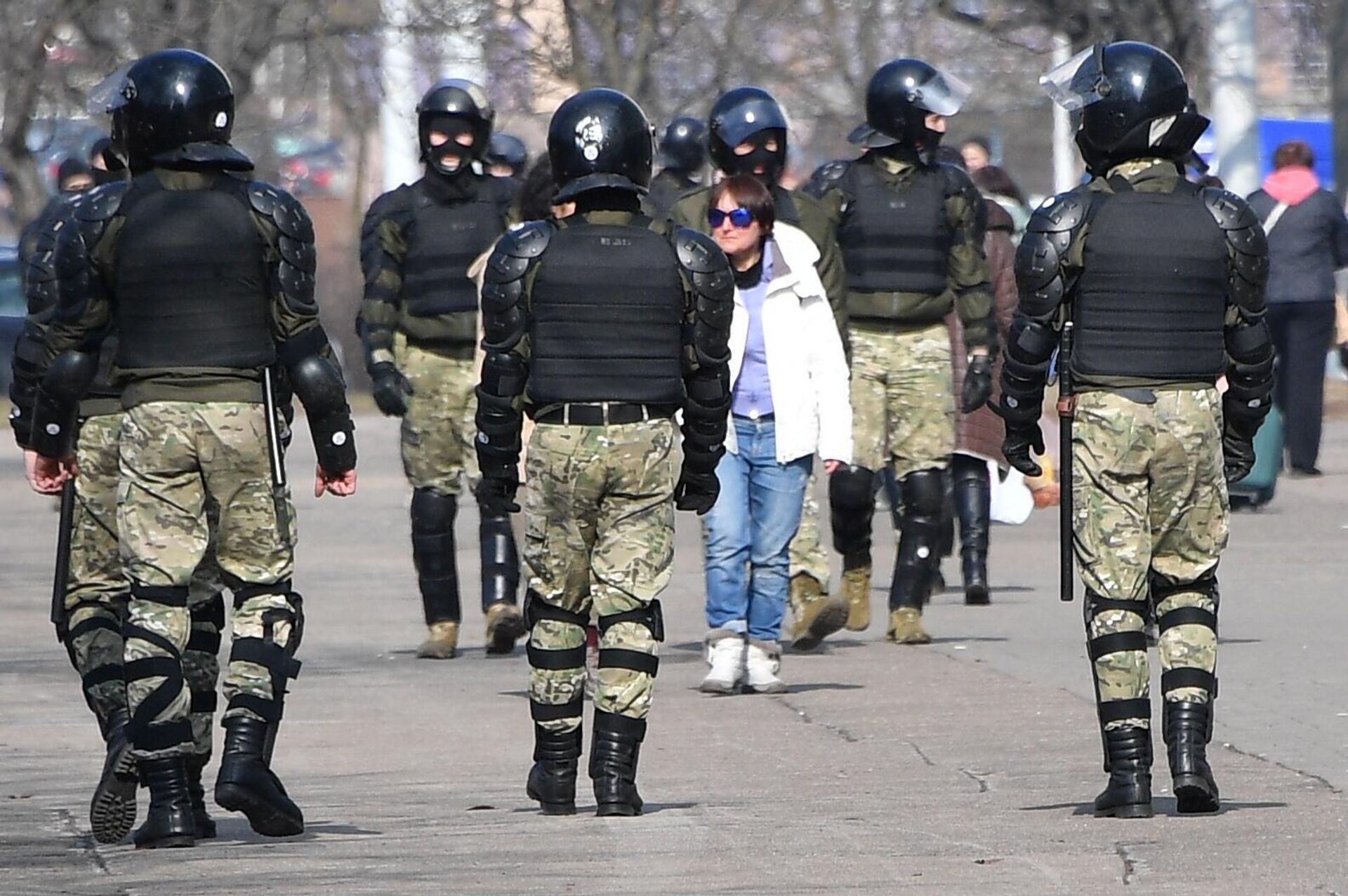 Сотрудники правоохранительных органов во время несанкционированной акции протеста в Минске Сотрудники правоохранительных органов во время несанкционированной акции протеста в Минске - РИА Новости, 1920, 19.04.2021