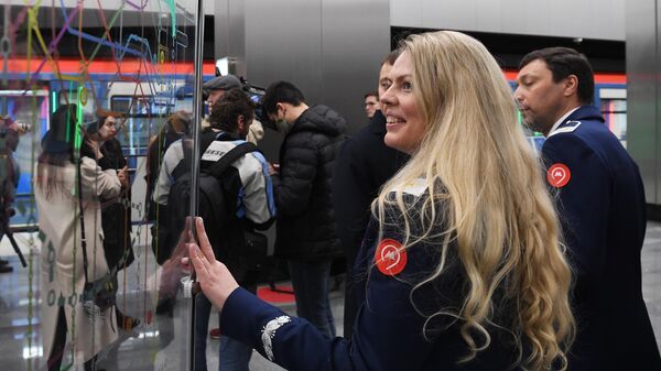 Сотрудница московского метро на станции Народное ополчение Большой кольцевой линии Сотрудница московского метро на станции Народное ополчение Большой кольцевой линии