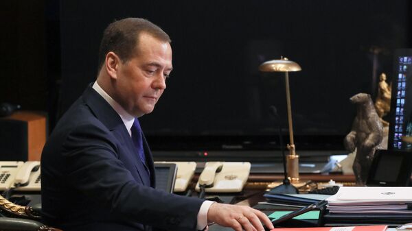 Медведев призвал "Единую Россию" наращивать присутствие в интернете