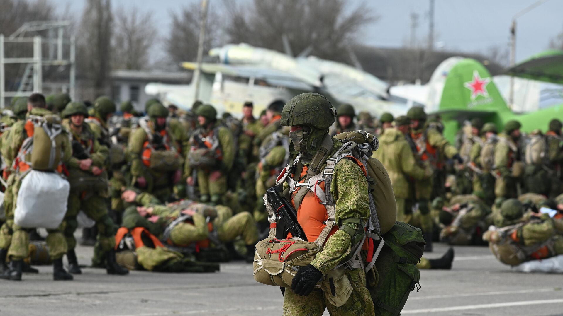 Военнослужащий гвардейского Ивановского воздушно-десантного соединения перед погрузкой на самолет Ил-76МД на аэродроме Таганрог-Центральный в Ростовской области Военнослужащий гвардейского Ивановского воздушно-десантного соединения перед погрузкой на самолет Ил-76МД на аэродроме Таганрог-Центральный в Ростовской области - РИА Новости, 1920, 02.08.2021