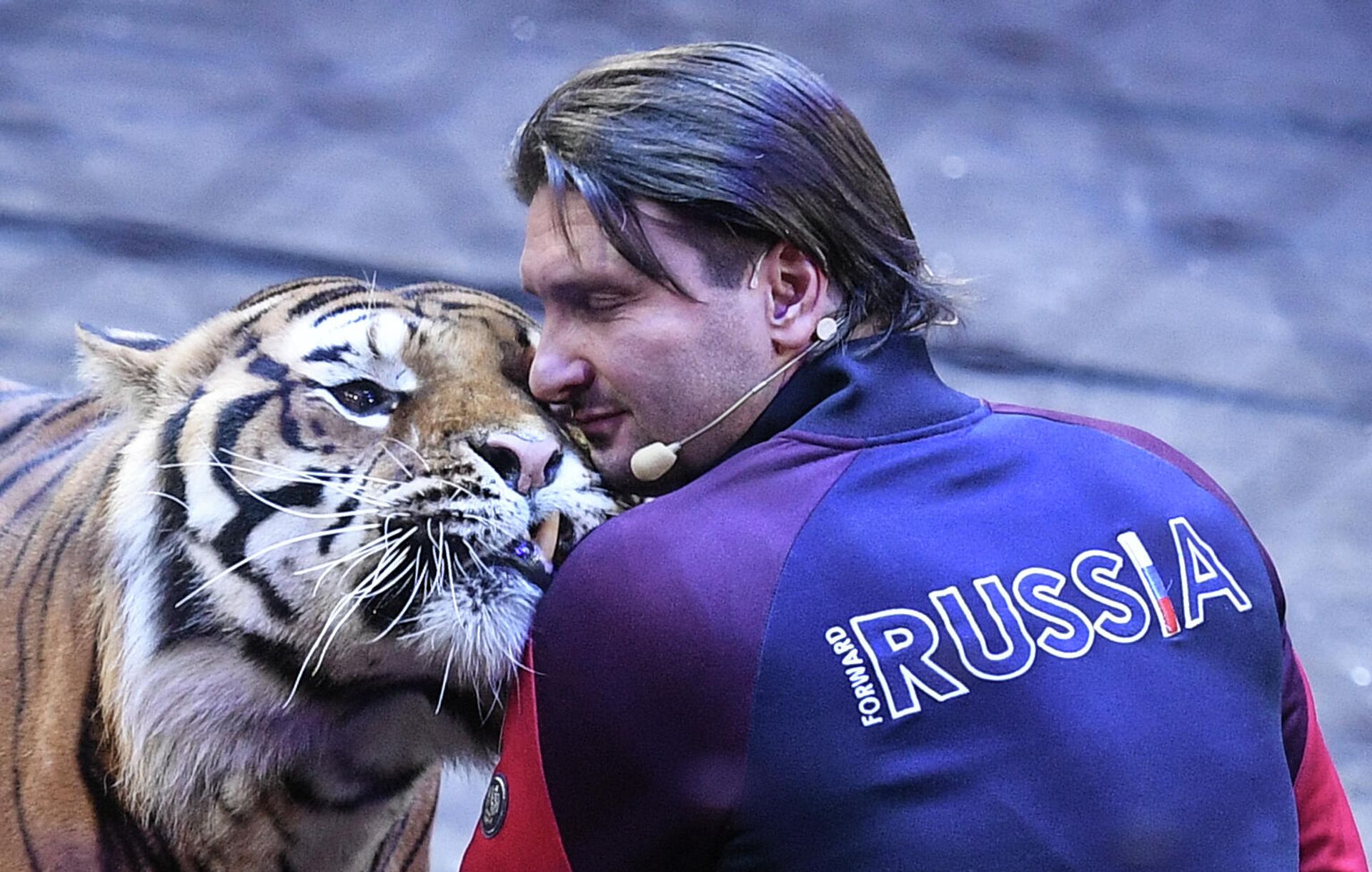 Генеральный директор Большого Московского государственного цирка на проспекте Вернадского Эдгард Запашный с тигром во время репетиции в Большом Московском государственном цирке на проспекте Вернадского Генеральный директор Большого Московского государственного цирка на проспекте Вернадского Эдгард Запашный с тигром во время репетиции в Большом Московском государственном цирке на проспекте Вернадского - РИА Новости, 1920, 28.04.2021