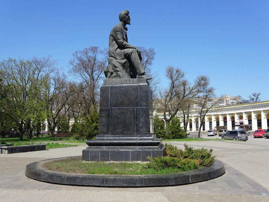 Памятник Чехову у Гостиного двора Памятник Чехову у Гостиного двора