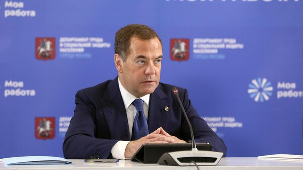 Медведев: Запад мог повести себя более умно в ситуации с Крымом, но выбрал конфронтацию