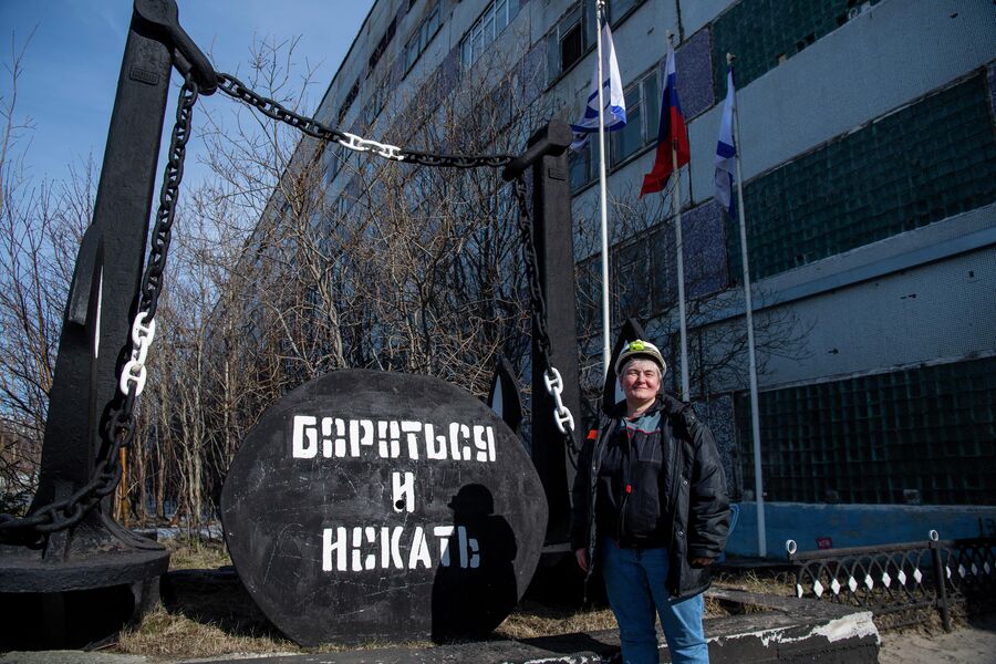 Яна Смирнова у входа в эллинг Яна Смирнова у входа в эллинг