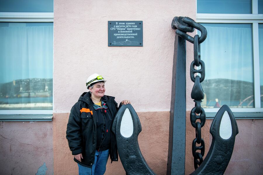 Яна Смирнова у трубомедницкого цеха Яна Смирнова у трубомедницкого цеха