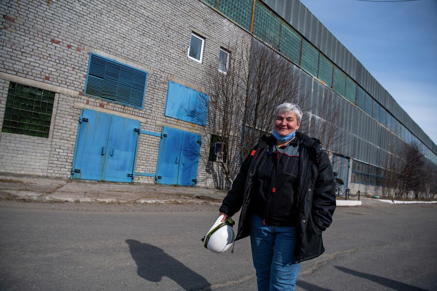Инженер-конструктор проводит экскурсию по заводу Инженер-конструктор проводит экскурсию по заводу