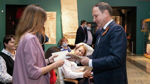 Александр Школьник награждает победителя Диктанта Победы-2020 Александр Школьник награждает победителя Диктанта Победы-2020
