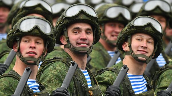 Военнослужащие воздушно-десантных войск на военном параде в честь 76-й годовщины Победы в Великой Отечественной войне в Москве Военнослужащие воздушно-десантных войск на военном параде в честь 76-й годовщины Победы в Великой Отечественной войне в Москве