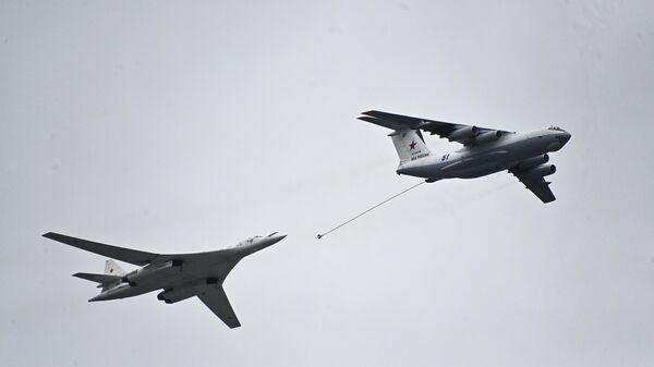 Самолет-заправщик Ил-78 и стратегический бомбардировщик-ракетоносец Ту-160 во время воздушной части парада в честь 76-й годовщины Победы в Великой Отечественной войне в Москве Самолет-заправщик Ил-78 и стратегический бомбардировщик-ракетоносец Ту-160 во время воздушной части парада в честь 76-й годовщины Победы в Великой Отечественной войне в Москве