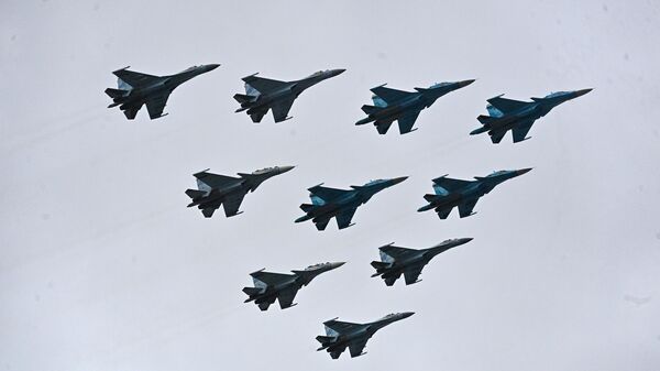 Строй тактическое крыло из истребителей Су-30СМ, Су-35С и бомбардировщиков Су-34 во время воздушной части парада в честь 76-й годовщины Победы в Великой Отечественной войне в Москве Строй тактическое крыло из истребителей Су-30СМ, Су-35С и бомбардировщиков Су-34 во время воздушной части парада в честь 76-й годовщины Победы в Великой Отечественной войне в Москве