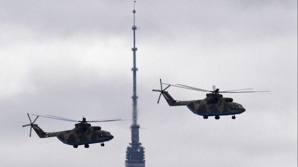 Тяжелые вертолеты Ми-26 во время воздушной части парада в честь 76-й годовщины Победы в Великой Отечественной войне в Москве Тяжелые вертолеты Ми-26 во время воздушной части парада в честь 76-й годовщины Победы в Великой Отечественной войне в Москве