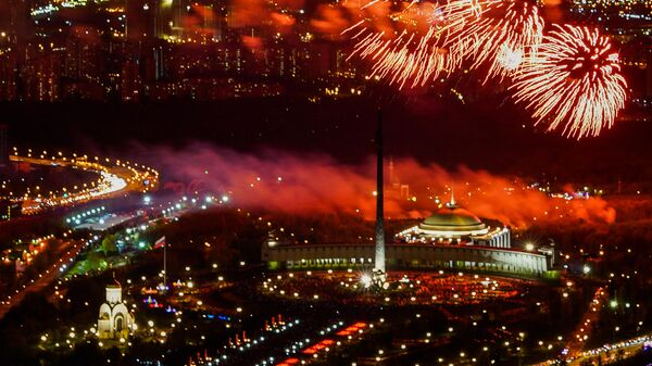 Праздничный салют в честь Дня Победы в Москв Праздничный салют в честь Дня Победы в Москв