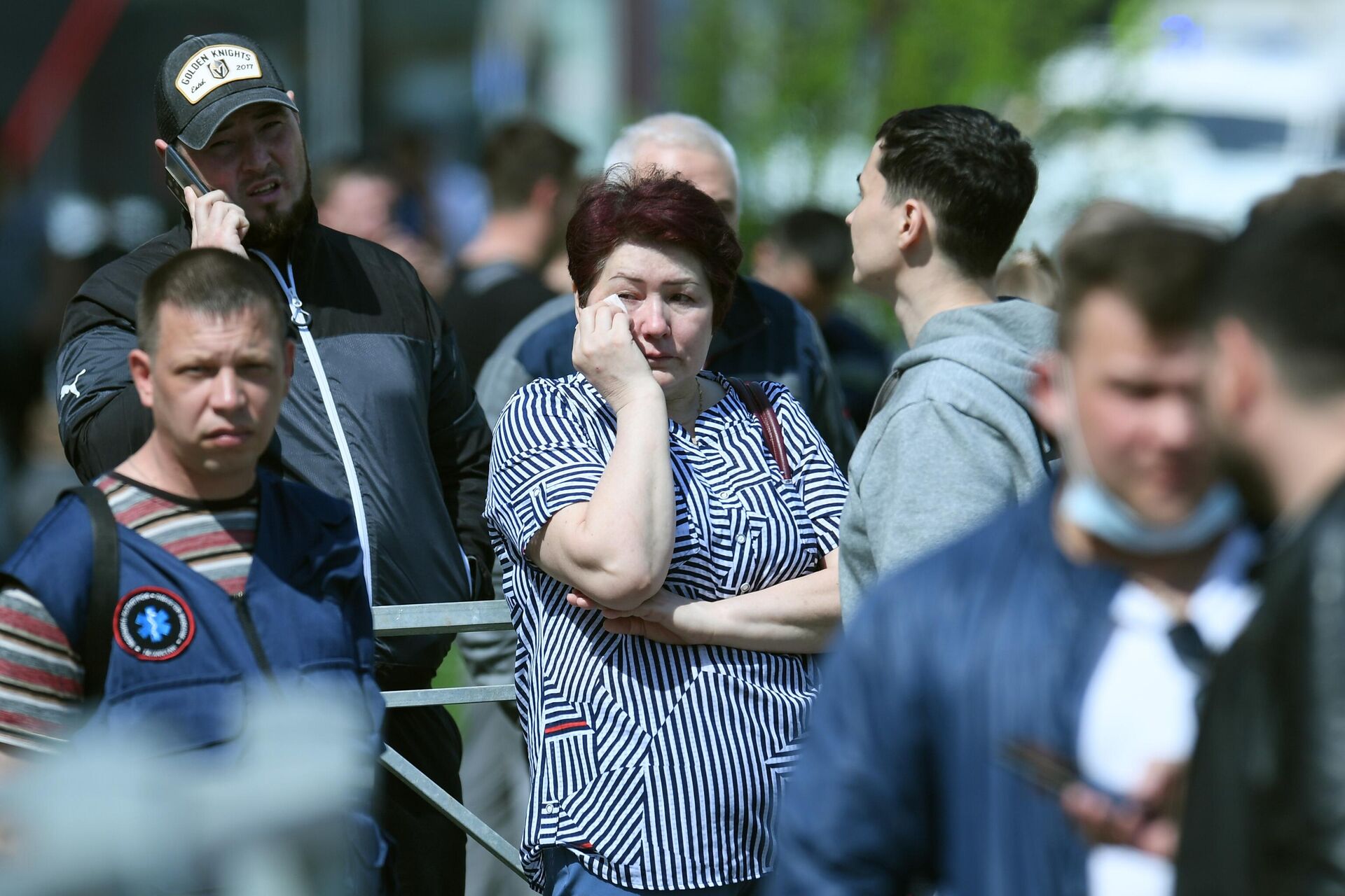 Люди у школы в Казани, где произошла стрельба Люди у школы в Казани, где произошла стрельба - РИА Новости, 1920, 11.05.2021