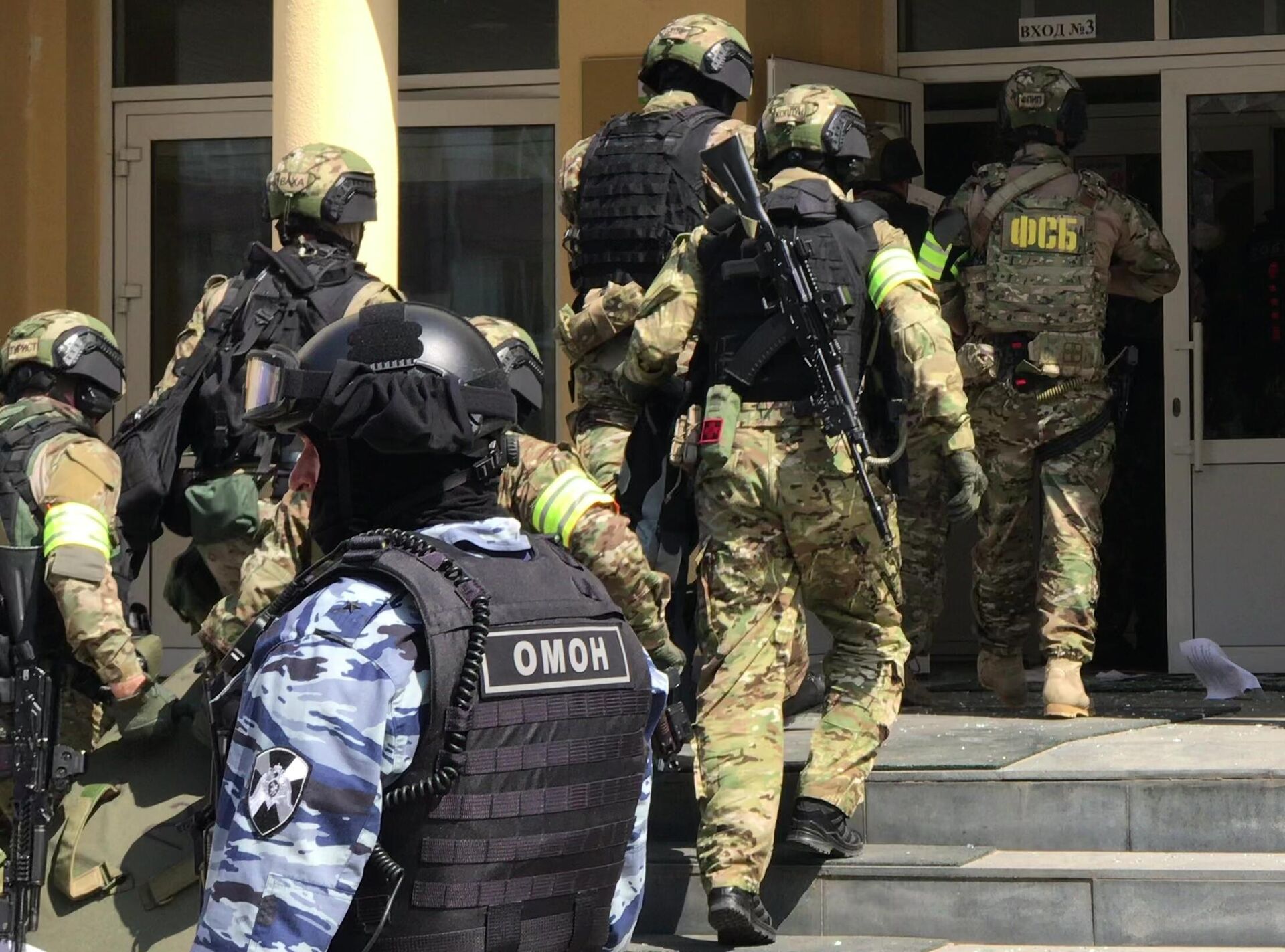 Сотрудники правоохранительных органов у школы в Казани, где произошла стрельба Сотрудники правоохранительных органов у школы в Казани, где произошла стрельба - РИА Новости, 1920, 11.05.2021