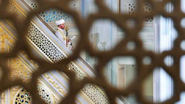 Председатель Совета муфтиев России, председатель Духовного управления мусульман Европейской части России муфтий Равиль Гайнутдин во время праздничной молитвы в честь Ураза-байрама в Москве Председатель Совета муфтиев России, председатель Духовного управления мусульман Европейской части России муфтий Равиль Гайнутдин во время праздничной молитвы в честь Ураза-байрама в Москве
