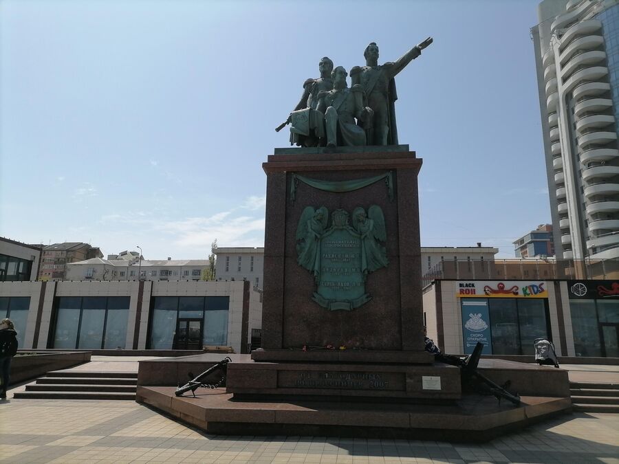 У памятника основателям Новороссийска