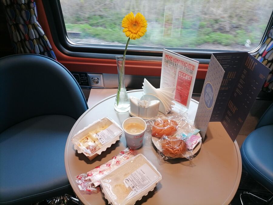 Сервировка завтрака в туристическом поезде