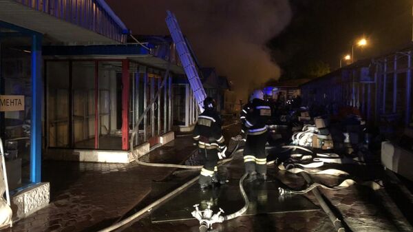 В Сочи потушили пожар в торговых павильонах 