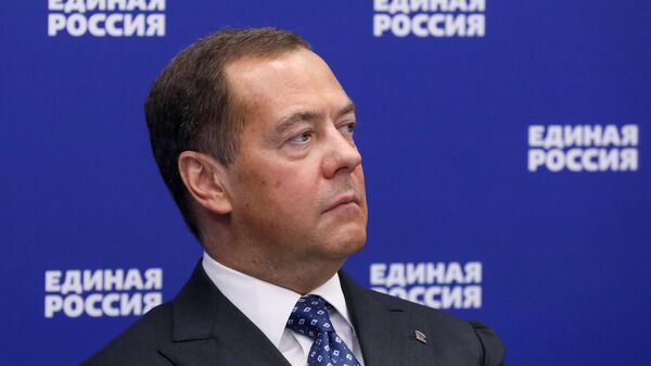 Медведев призвал ЕР критически оценить проделанную работу