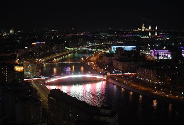 Смоленский метромост, Бородинский мост и мост Богдана Хмельницкого через Москву-реку Смоленский метромост, Бородинский мост и мост Богдана Хмельницкого через Москву-реку
