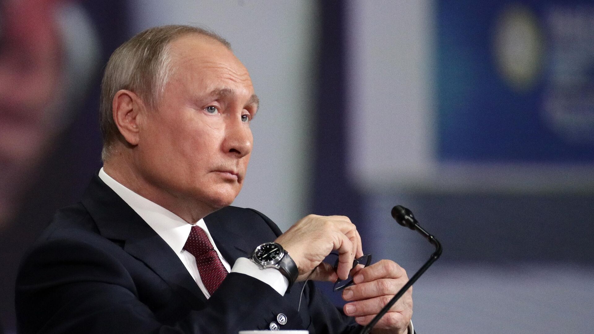 Путин объяснил затягивание регистрации российской вакцины в Европе