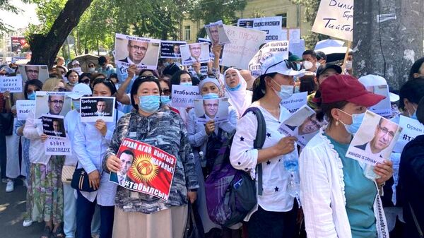 Митинг сторонников пропавшего главы сети образовательных учреждений Сапат Орхана Инанды возле посольства Турции в Кыргызстане