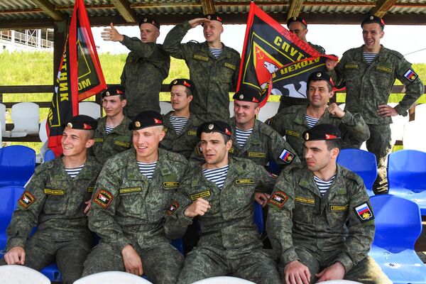 Военнослужащие морской пехоты Северного флота во время третьего этапа всеармейского конкурса Морской десант-2021 на тактическом поле Мыс Клерка полигона Бамбурово в Приморском крае Военнослужащие морской пехоты Северного флота во время третьего этапа всеармейского конкурса Морской десант-2021 на тактическом поле Мыс Клерка полигона Бамбурово в Приморском крае