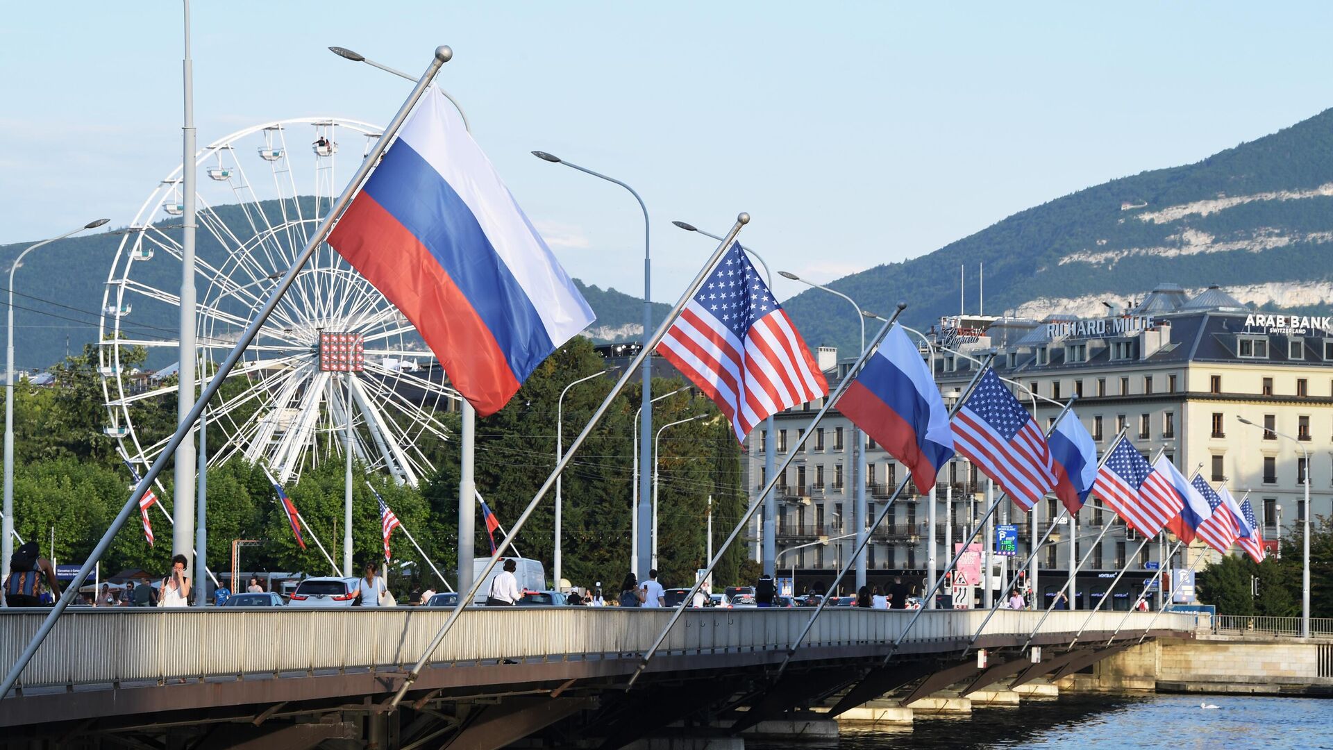 Флаги России и США на мосту Монблан в Женеве - РИА Новости, 1920, 28.07.2021