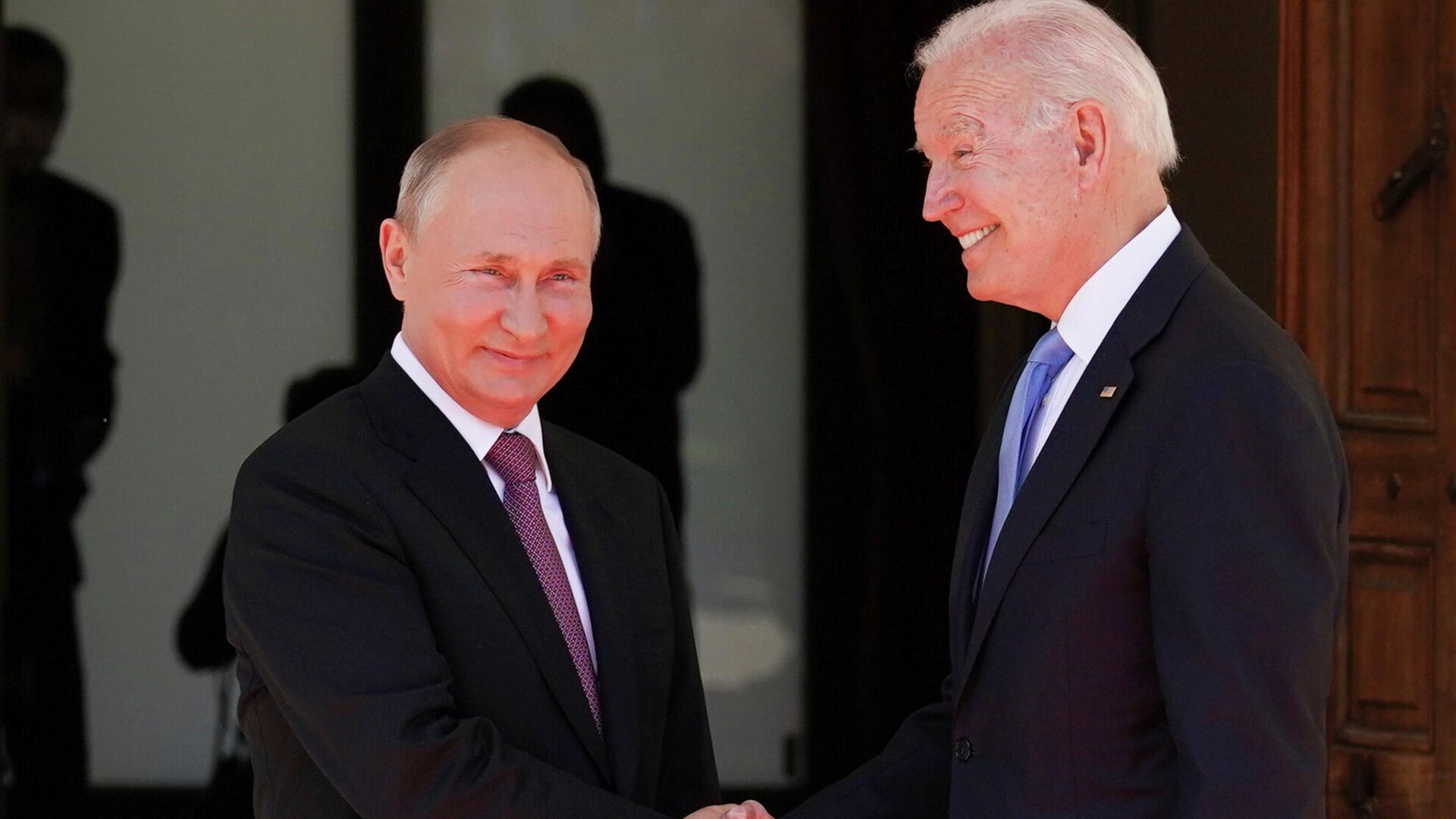 Президент РФ Владимир Путин и президент США Джо Байден во время встречи на вилле Ла Гранж в Женеве Президент РФ Владимир Путин и президент США Джо Байден во время встречи на вилле Ла Гранж в Женеве - РИА Новости, 1920, 16.06.2021