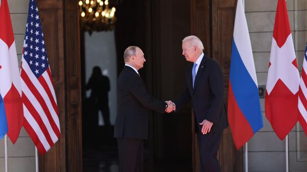 Эксперты рассказали, о чем говорят цвета галстуков Путина и Байдена